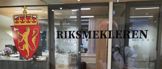 Plassfratredelse i følge med kommende mekling innen boring og forpleining